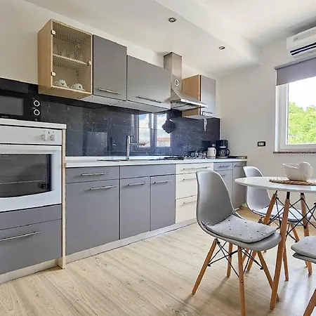 Apartment Modern Eingerichtetes Nur 120 Meter Zum Meer *
