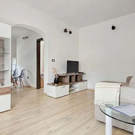 Modern Eingerichtetes Nur 120 Meter Zum Meer Apartment Novigrad (Istria)